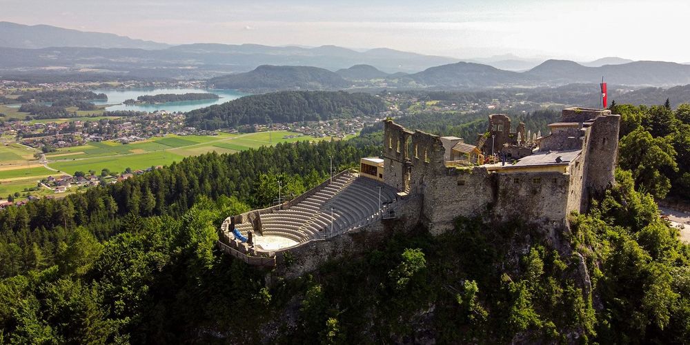 Burgarena Finkenstein — Burgruine mit Arena über dem Faaker See